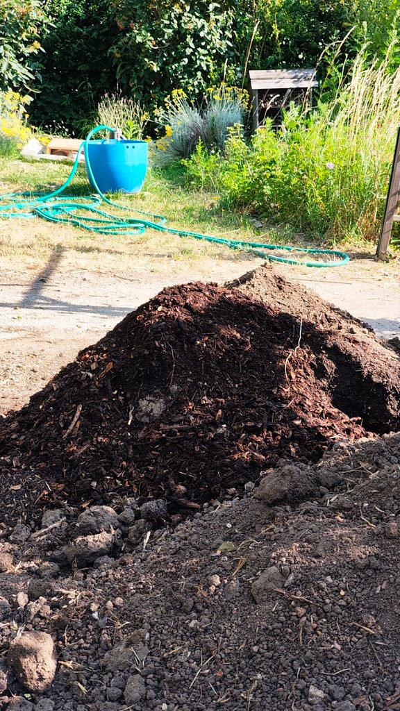 Mise en place du tamis à compost au Jardin partagé d'Emmanuel