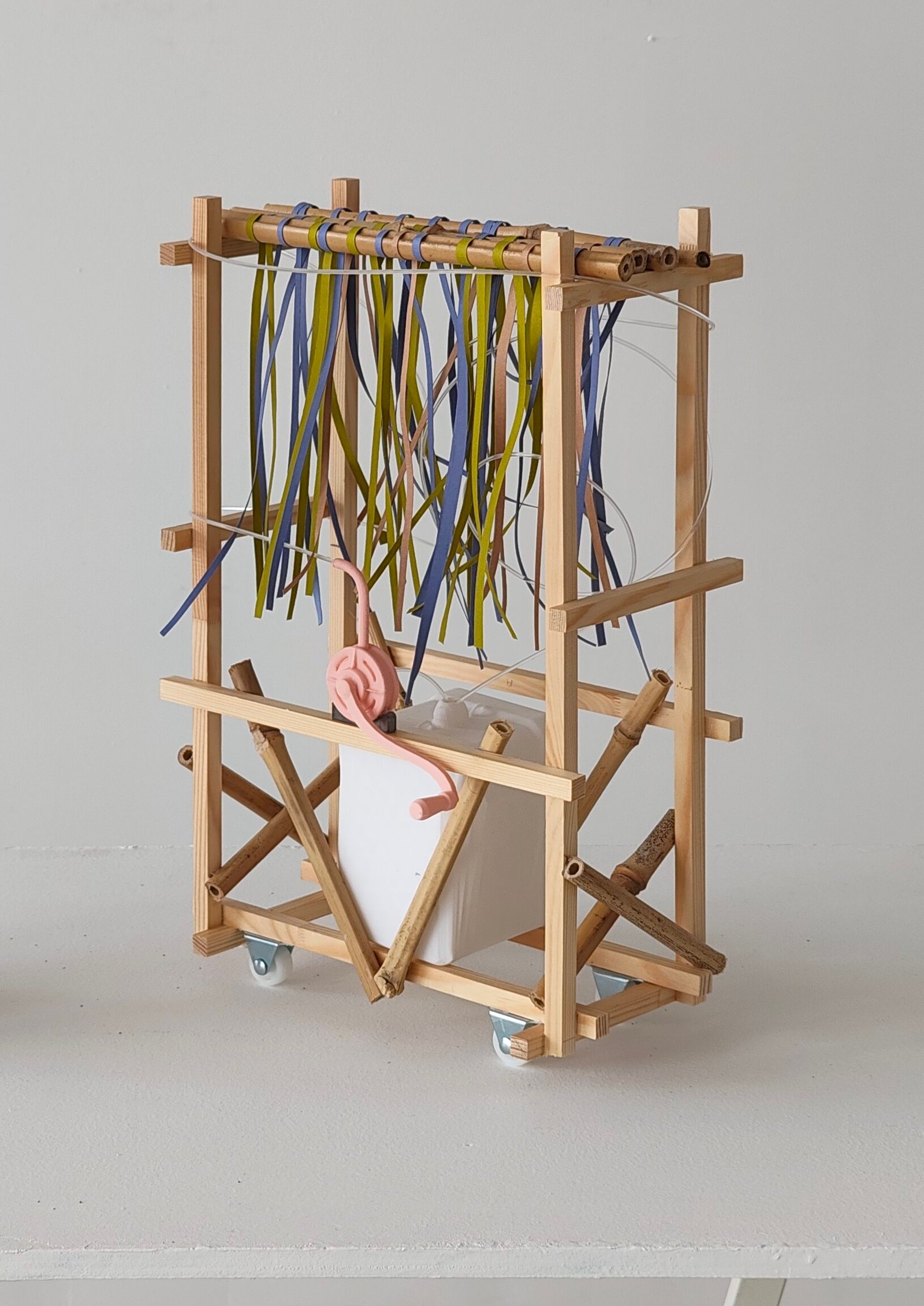 Maquette - Echelle 1:5 - Toiles suspendues en jute et vieux draps de coton pour l'évaporation de l'eau